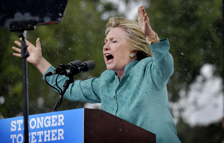 Hillary Clinton håller ett tal i ett regnigt Florida. Foto : Andreas Bardell 
