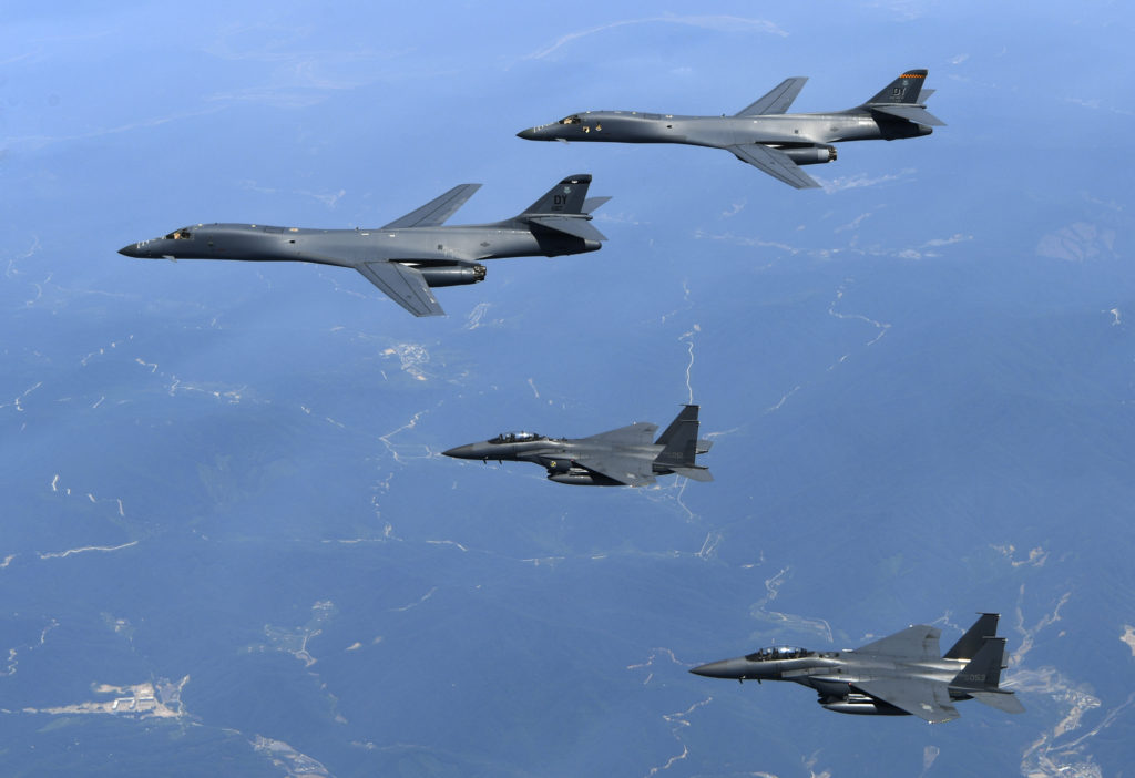 Amerikanska bombplan av modellen B1 flyger över den koreanska halvön. Planen deltog i en övning tillsammans med Japan och Sydkorea, i syfte att spänna musklerna mot Nordkorea. South Korean Defense Ministry via AP