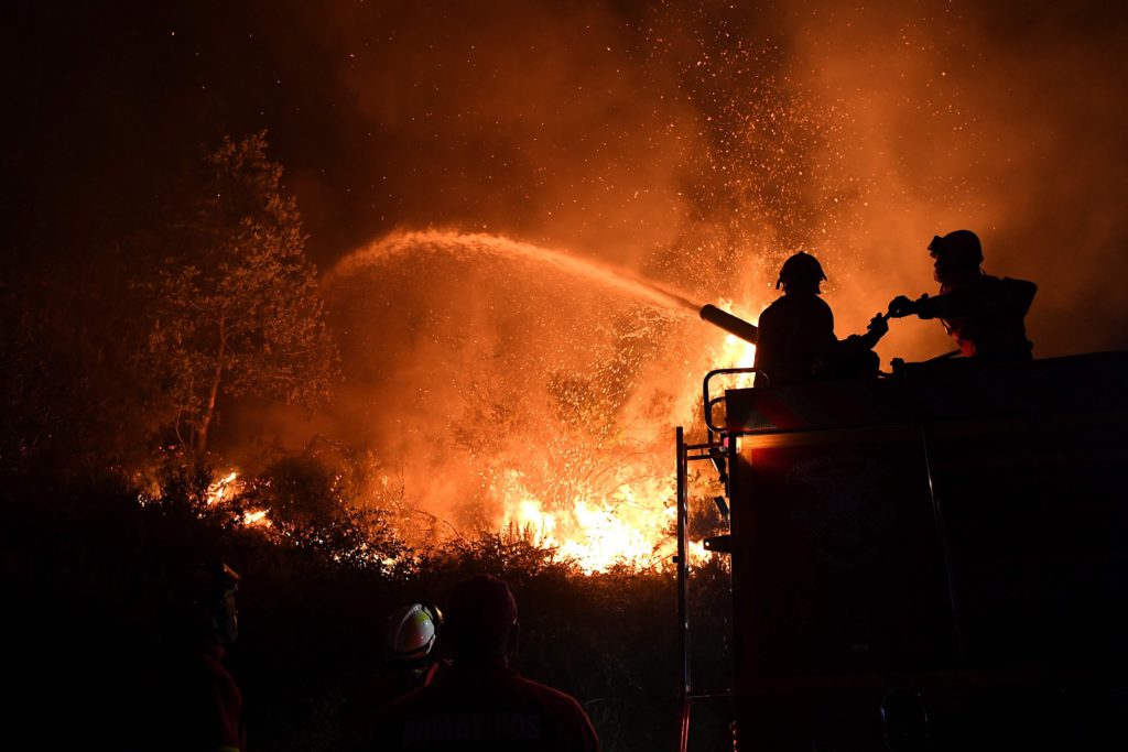 Brandmän kämpar mot lågorna från de stora skogsbränderna som härjat i Portugal under veckan. AFP PHOTO / FRANCISCO LEONG / TT