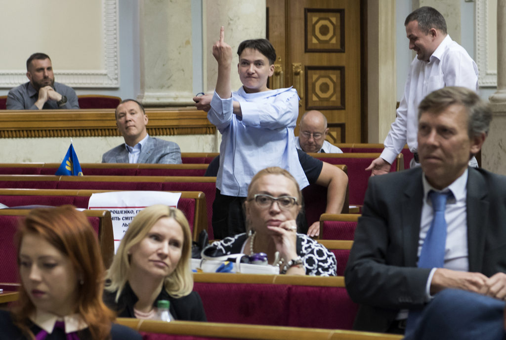 Den ukrainska ledamoten Nadiya Savchenko sträcker ut sitt långfinger under en debatt i parlamentet. REUTERS / TT /